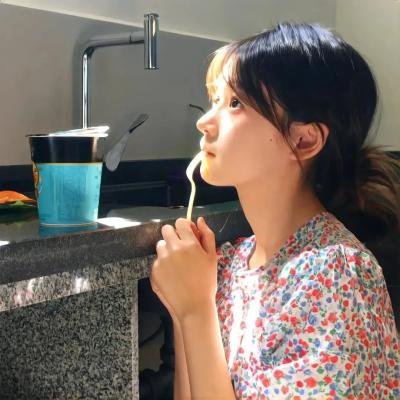 社交平台实拍：天王之女豪车代步炫富，被批炫富